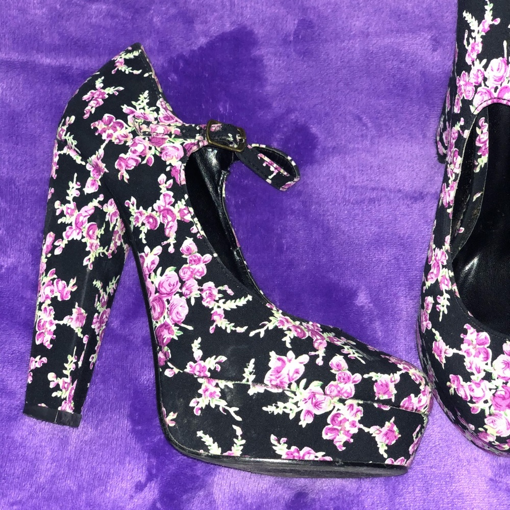High heals - Picture 2 of 3